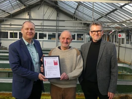 © RKW Hessen GmbH / RKW Hessen Übergabe des RKW Gütesiegels an die Biebertaler Blutegelzucht