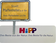 Ortsschild der Stadt Pfaffenhofen und Logo der Firma Hipp