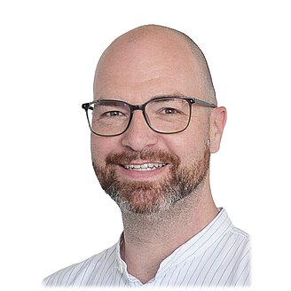 © Manfred Strohmaier / Privat/Non-kommerziell Porträt von Manfred Strohmaier vor weißem Hintergrund