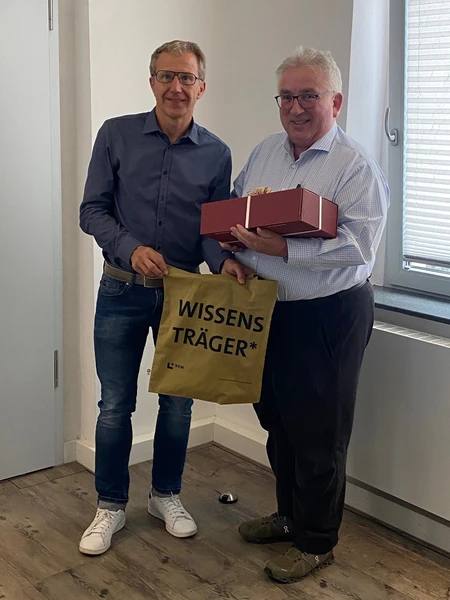 Josef Wissinger übergibt Hans Sahrhage ein Geschenk