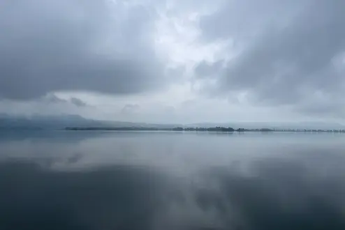 © Daniela Norridge / RKW Bayern e. V. Kochelsee mit grauen Wolken