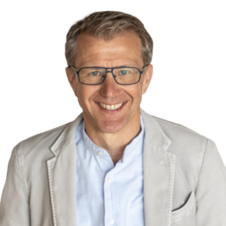 Josef Wissinger RKW Bayern e.V. – © Anke Brückner / RKW Bayern e. V. Vor weißem Hintergrund steht Geschäftsführer Josef Wissinger.