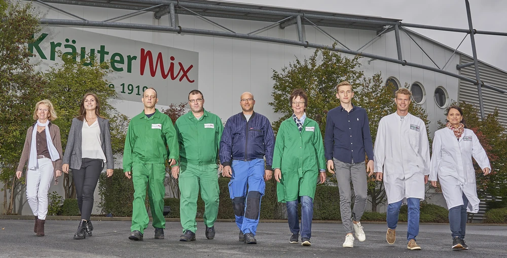 Die Belegschaft der Kräuter Mix GmbH vor dem Firmengebäude